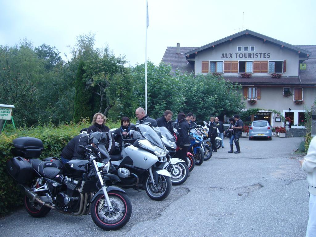 Hôtel Restaurant Aux Touristes Habère-Lullin Exterior foto