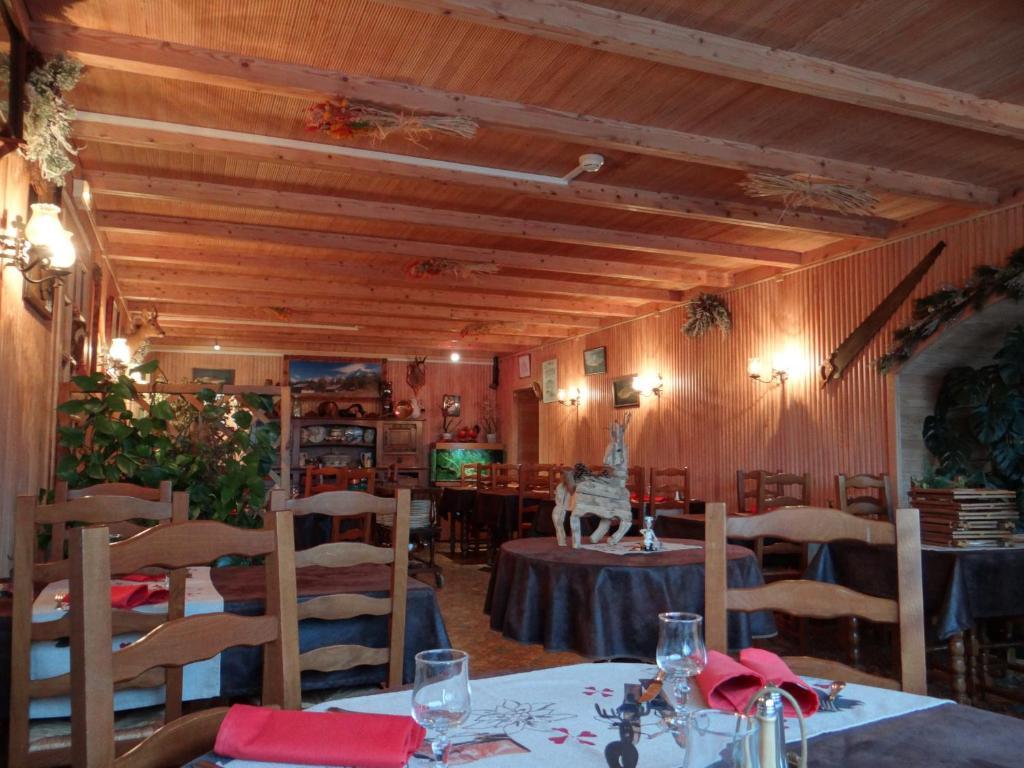 Hôtel Restaurant Aux Touristes Habère-Lullin Exterior foto