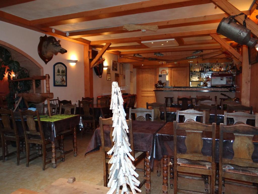 Hôtel Restaurant Aux Touristes Habère-Lullin Exterior foto