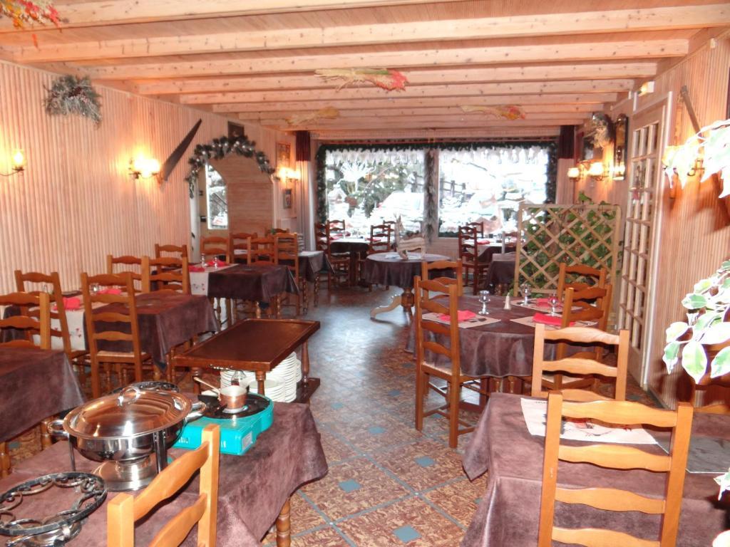 Hôtel Restaurant Aux Touristes Habère-Lullin Exterior foto